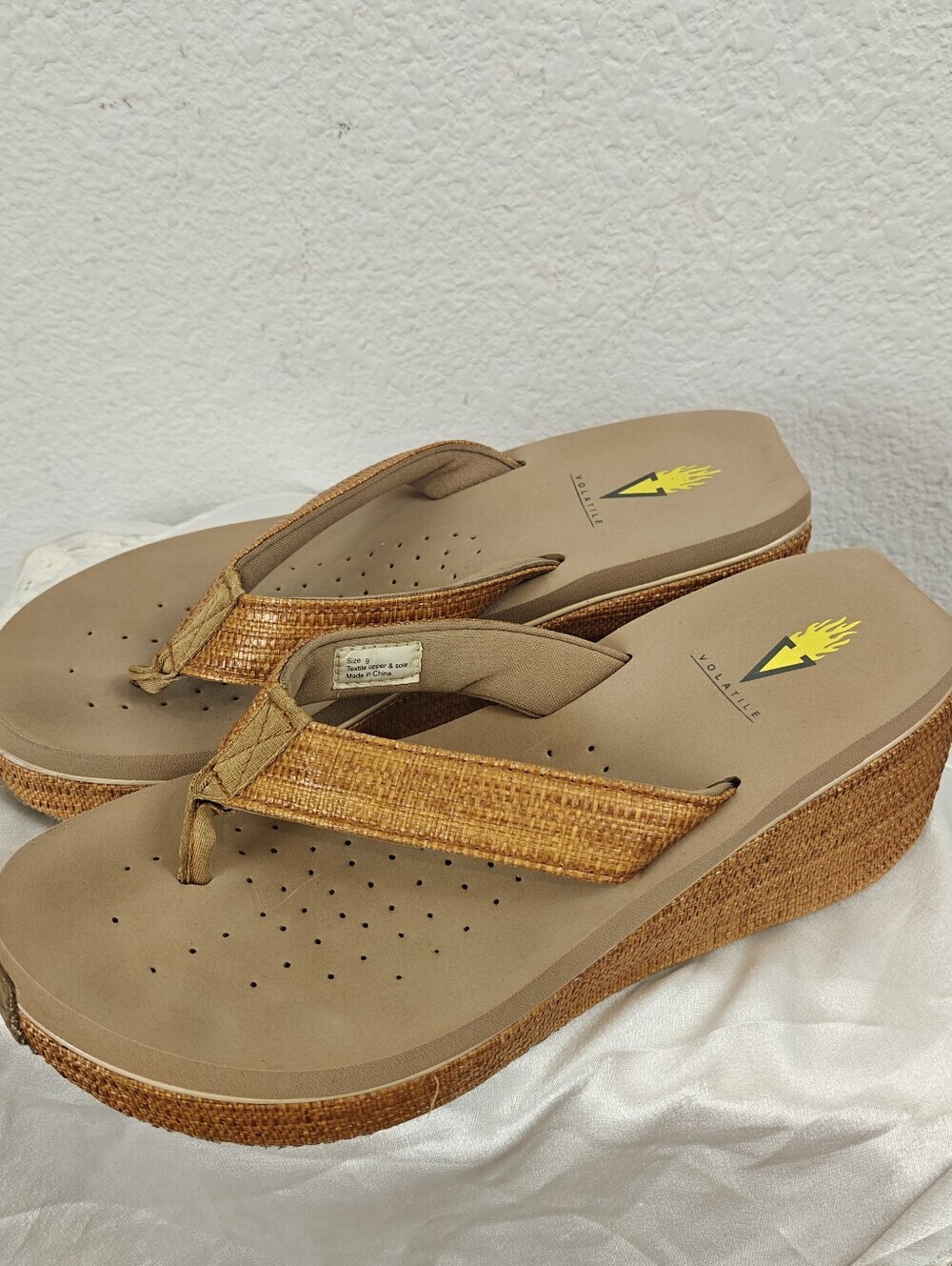 Volatile Bahama Wedge Sandals Women's Size 9 Tan Woven Comfort Thong Shoes - Picture 5 of 11